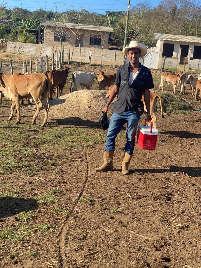 En las mismas redes sociales en donde él también presumía su superación, sus amigos lamentaban su muerte.