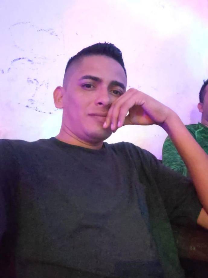 “Nunca en mi ministerio había experimentado el tener un “escudero”, casi en todas las fotos lo ven al lado mío e hice un post honrándolo y agradecido por su cariño en aquel entonces, por sacrificar su dinero y su trabajo cuando estuve allá para llevarme a donde yo necesitara ministrar porque así Dios se lo había dicho. Dios bendijo mi vida el haberme permitido conocer a este joven y poder enseñarle, guiarle,instruirle y capacitarle en el poco tiempo que estuve con él. Muchos consejos le pude dar y con mucha humildad recibía y me expresó su admiración hacia mi persona y nuestro ministerio”, dijo.