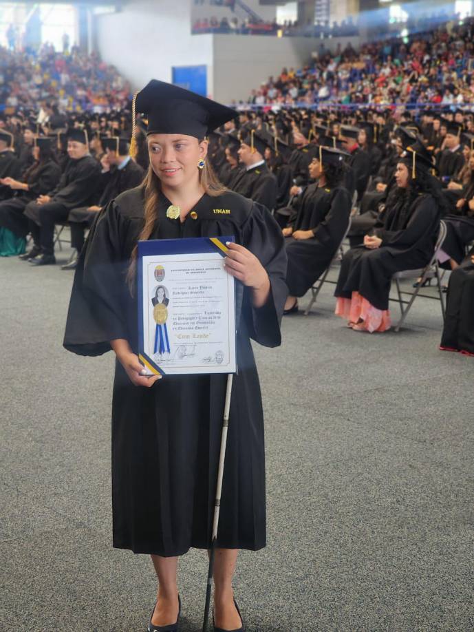 La joven invitó a sus amigos a seguir sus pasos universitarios y a que se inscriban para ingresar a universidad, ya que considera que los obstáculos solo están en la mente.