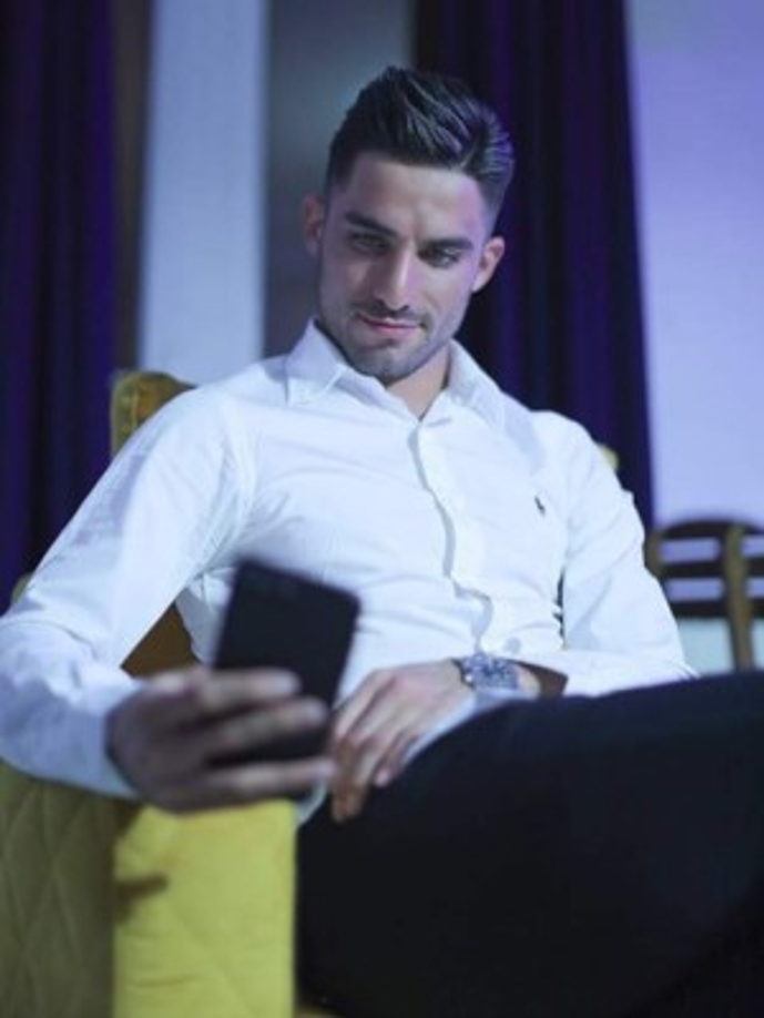 Milad también es modelo de varias marcas reconocidas.