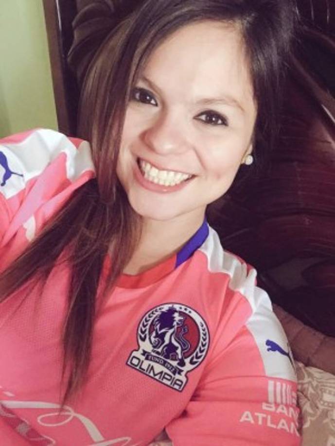 Ella siempre luce con orgullo la camiseta del más ganador del fútbol catracho, el Olimpia.
