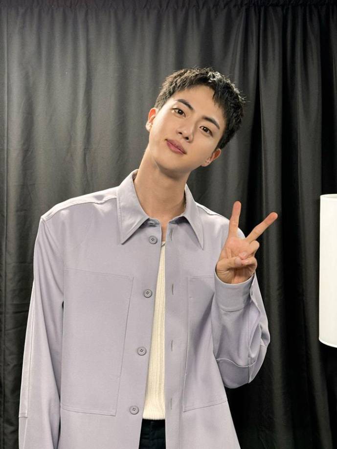 Jin, a sus 31 años, es el miembro de mayor edad de BTS y el primero en completar su servicio militar obligatorio. Su interacción cercana y personal con sus seguidores fue una muestra de agradecimiento por su lealtad durante los casi dos años de su ausencia.