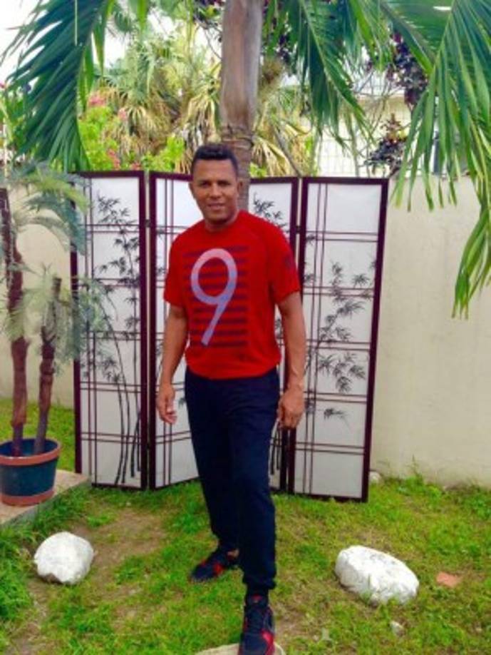 Esta camiseta roja destaca con el número 9 que usaba Carlos Pavón.