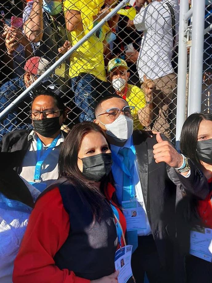 Muchas personas le pidieron una fotografía a Teófimo López y el boxeador hondureño de forma muy amena los atendió.