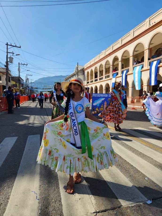 Algunos centros educativos representaron los departamentos de Honduras con sus trajes típicos qu lucían los alumnos. 