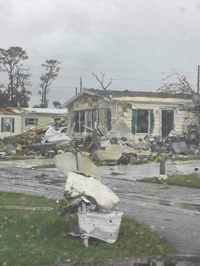 “He trabajado en el condado de St. Lucie por 21 años, he vivido muchísimas tormentas y jamás había visto algo así”, subrayó Erick Gill, portavoz de las autoridades locales.