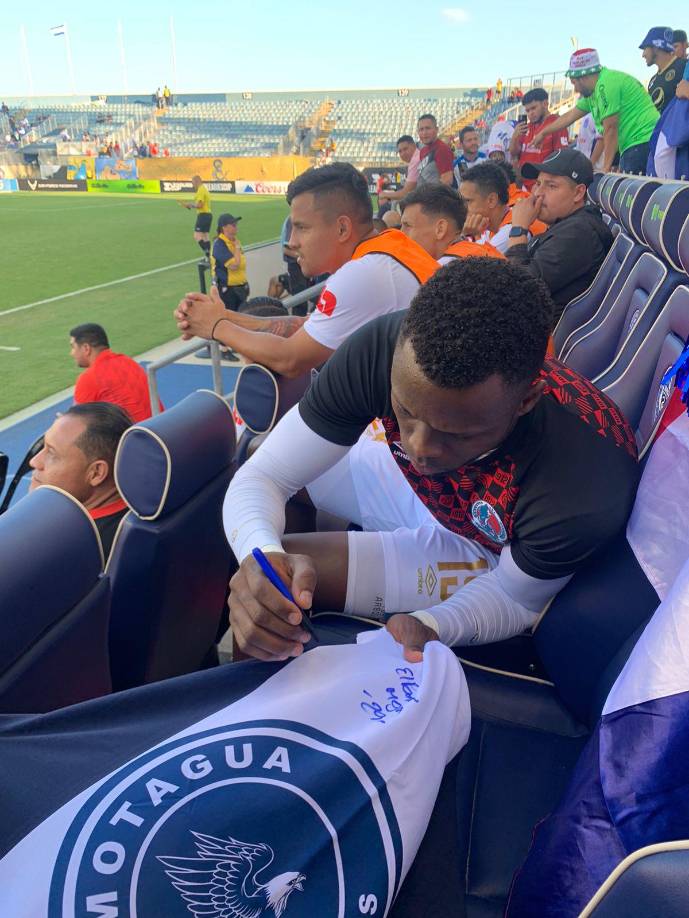 Los futbolistas también aprovecharon para firmar algunos autógrafos a los seguidores. 