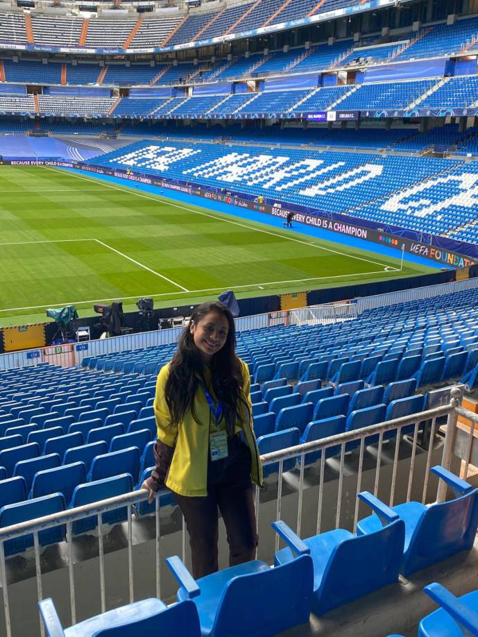 La hondureña Deyni Menjívar labora con el Real Madrid en el Santiago Bernabéu y la chica estuvo presente para el duelo ante Chelsea.