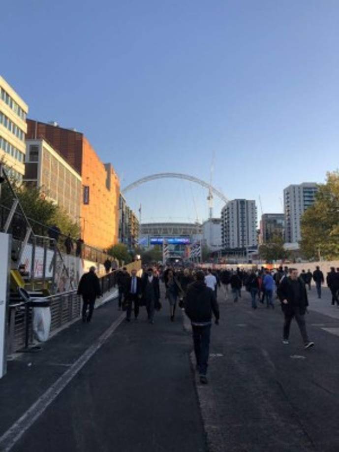 El hondureño Joaquín Herrera compartió en sus redes sociales fotos de las fueras de Wembley.
