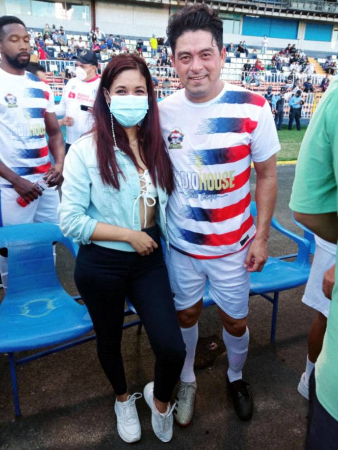 Otra imagen de la aficionada olimpista con Reynaldo Tilguath.