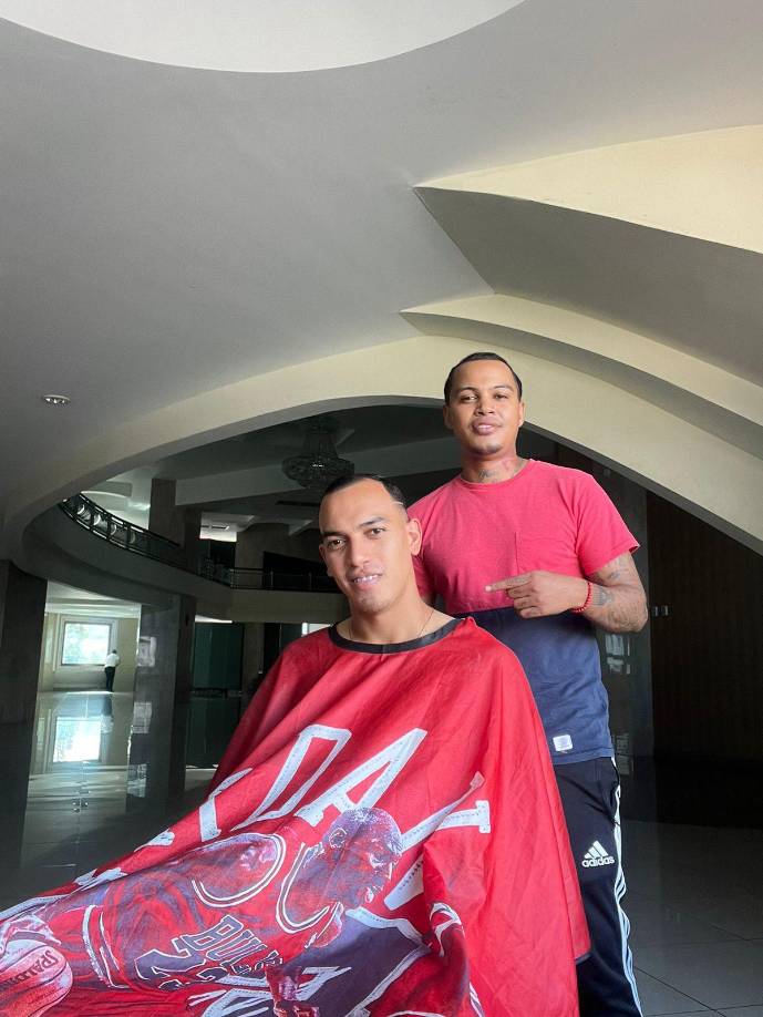 Mario “Negrito” Núñez junto a Devron García, seleccionado nacional y jugador de Real España.