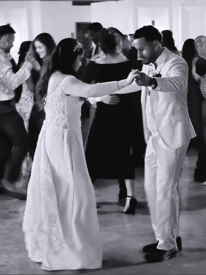 Obregón disfrutó mucho de la música y así fue el momento en el que bailó con su esposa Sadie Ventura.