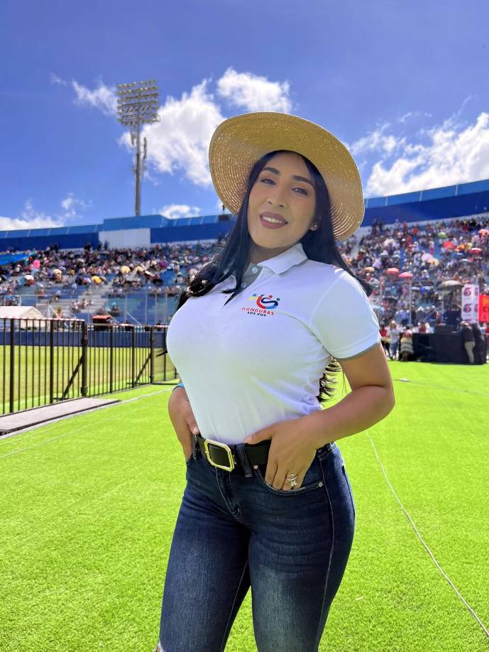 Martha Ríos, otra guapa presentadora del programa deportivo ‘Las Dueñas del Balón’, también estuvo en el estadio Nacional Chelato Uclés.