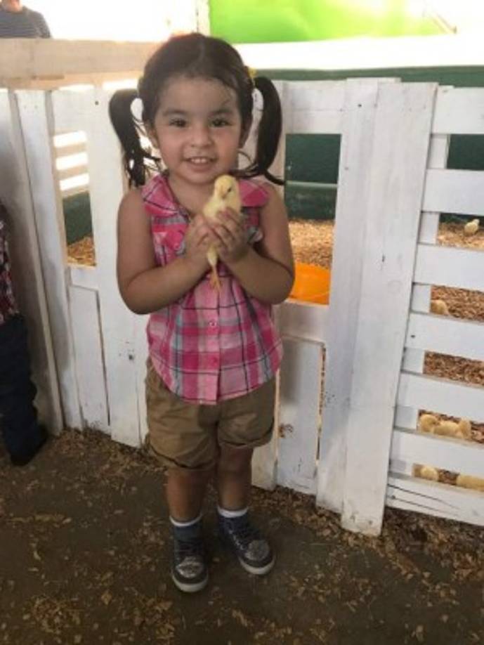 La pequeña Montserrat Carrasco ama los animales y anhela ser veterinaria.