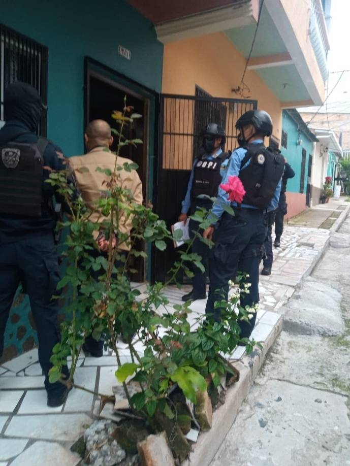 “En una gasolinera en San Lorenzo, el imputado Pablo Marcia se baja, retira la cubierta de la placa. Ahí solo era hacer visible que tenía placas y luego sigue en su ruta”, manifestó Carlos Morazán, portavoz del MP. Campos fue detenido en una vivienda de Tegucigalpa durante un allanamiento ejecutado por la Fiscalía Especial de Delitos Contra la Vida, con apoyo de la Fuerza de Tarea de Delitos Violentos, que depende de la Dirección Policial de Investigaciones.