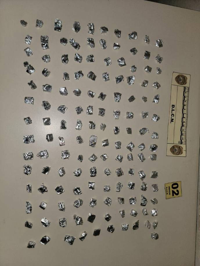 En esa ocasión, los agentes, al inspeccionar toda la casa, encontraron un saco de mescal blanco, el cual tenía en su interior supuesta marihuana. También le decomisaron y 4,700 lempiras, producto de la venta de la supuesta droga.