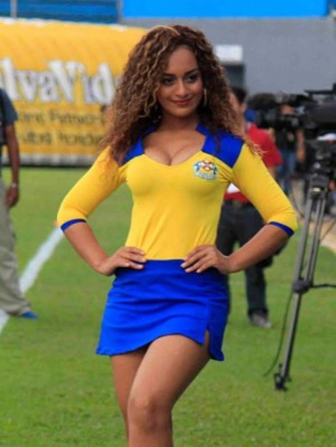 Diana Johnson es una bella modelo hondureña que engalanó la grama del estadio Morazán.