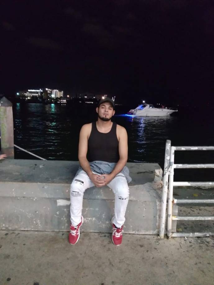 Durante la audiencia de presentación le fue negado el derecho a fianza y quedó recluido en el Centro Correccional Turner Guilford Knight a disposición de los agentes de inmigración.