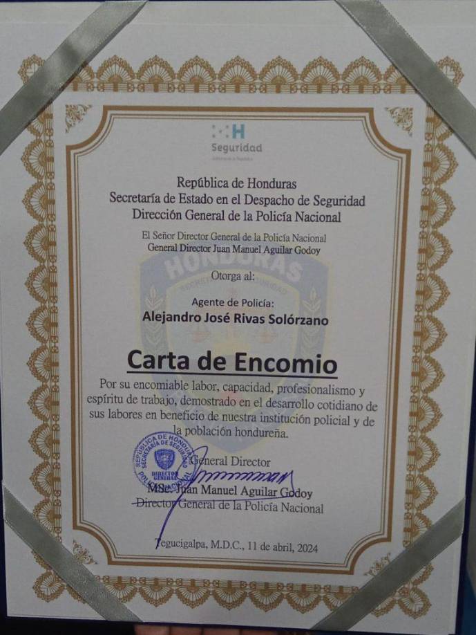 El reconocimiento entregado al agente policial Alejandro José Rivas Solórzano.