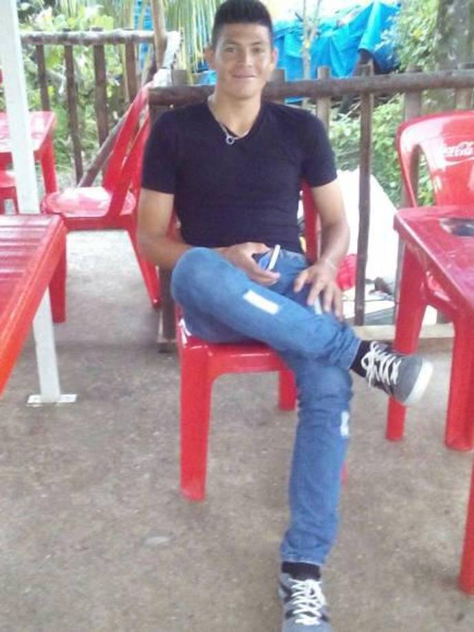 “Trabajo en las piñeras de 7 de la mañana a 2 de la tarde. Fíjese que en una departamental me perdí un partido contra el Trinidad porque en la piñera me metí el machete en el pie”, reveló Francisco en entrevista que le brindó al Canal Mega Visión.