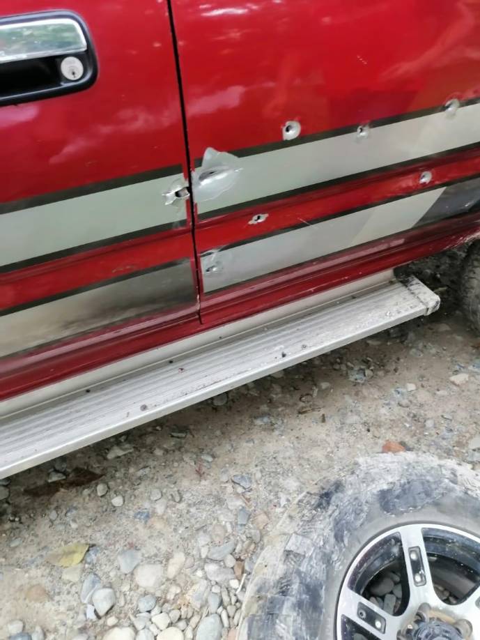 De pronto, fue sorprendido por hombres armados que, sin mediar palabras, comenzaron a dispararle desde los cuatro costados de la pick-up. 