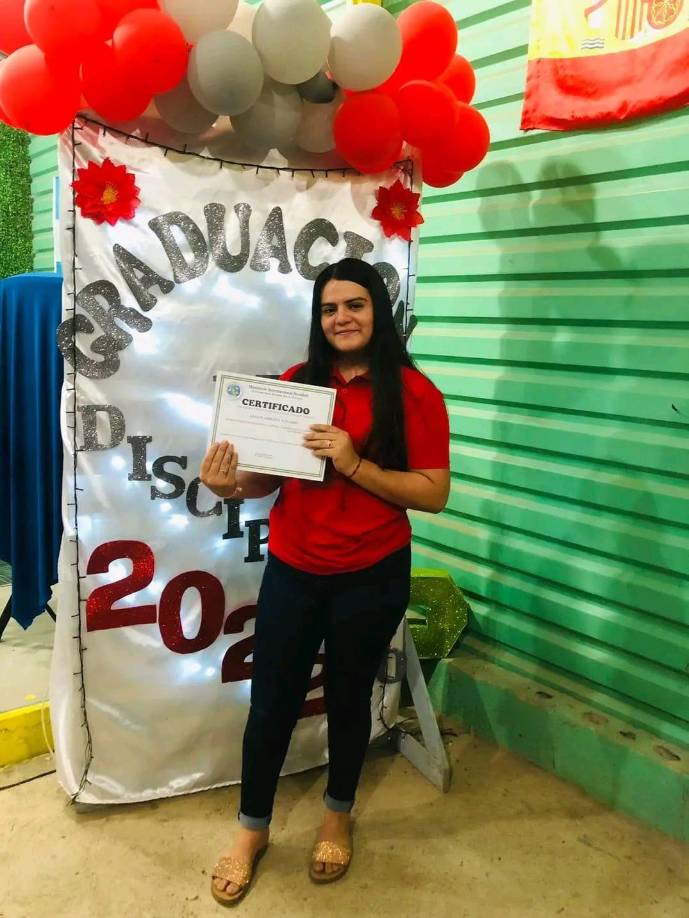 La comunidad, consternada por la pérdida de esta joven trabajadora, se ha unido en duelo y exige que se esclarezcan los hechos que rodean su fallecimiento.