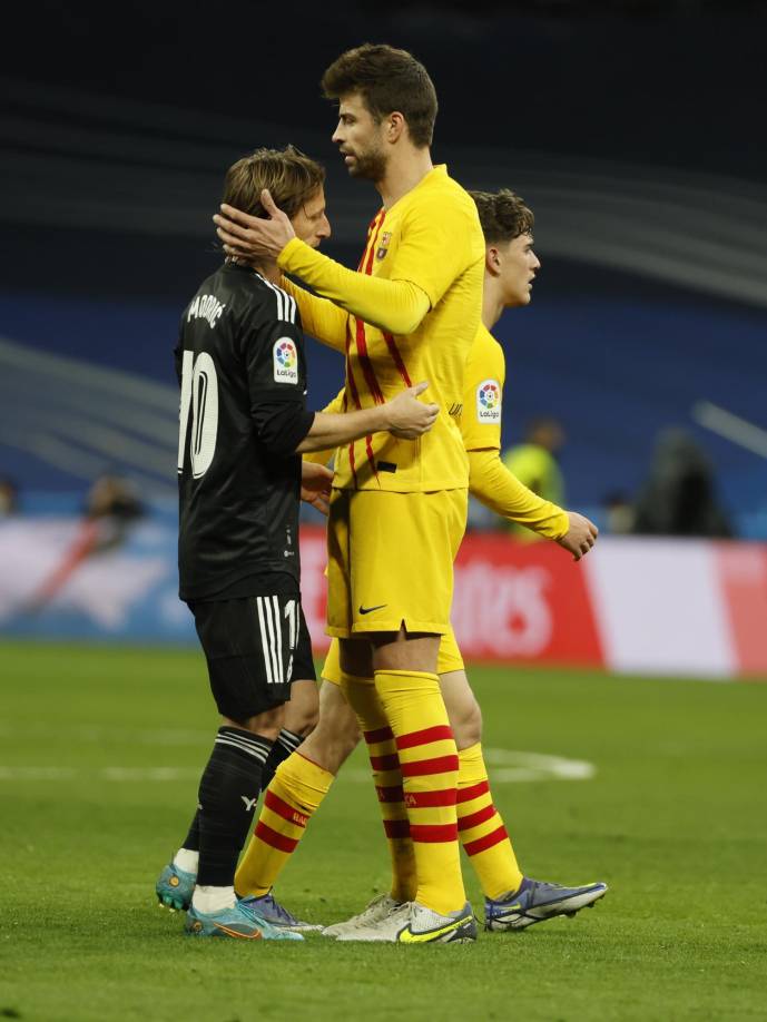 Gerard Piqué tuvo el gran gesto de ir a consolar a Luka Modric tras el final del juego.