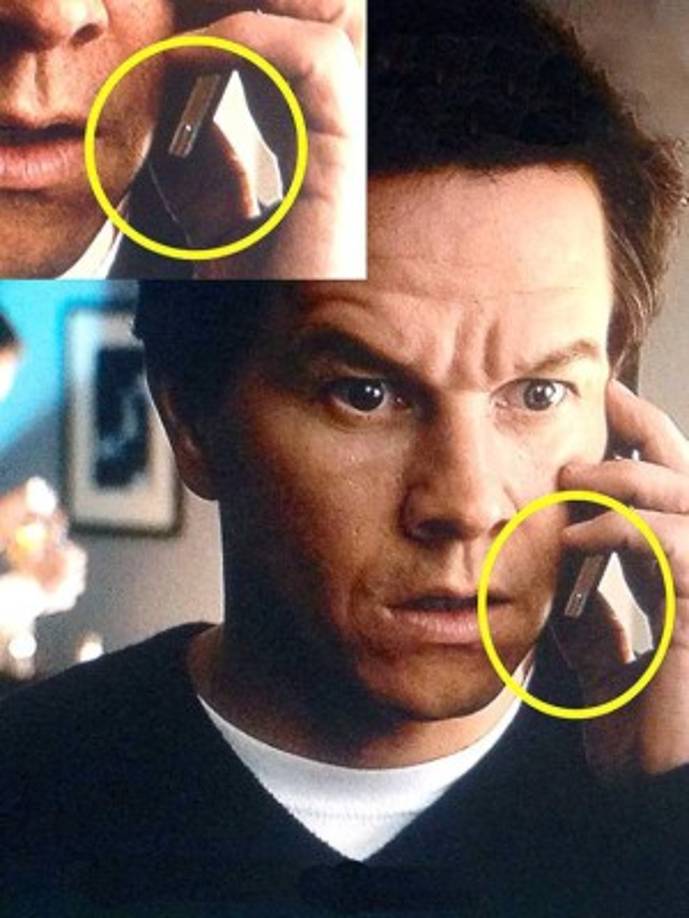 Ted: John, el personaje principal siempre tiene el teléfono al revés. Se nota por el botón de bloqueo. Evidentemente a él le importa poco, parece comunicarse sin problemas.