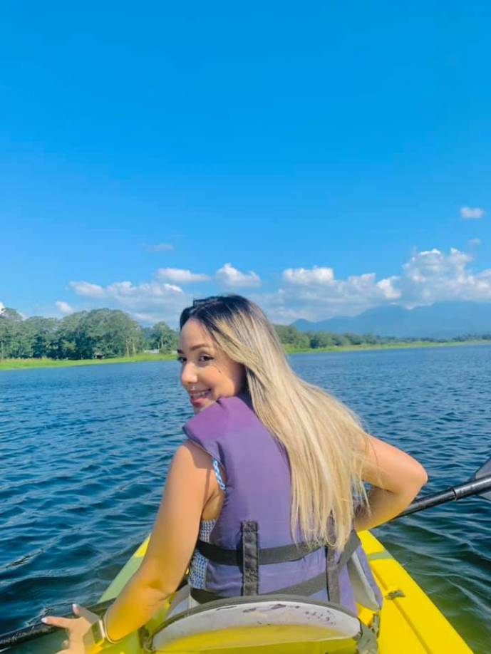 Futbolista hondureño le pide matrimonio a su bella novia en restaurante de San Pedro Sula