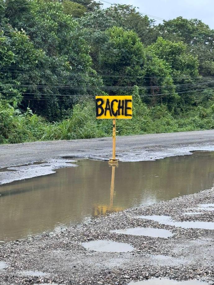 La Cámara de Comercio de Tela señalizó los hoyos para alertar a los motoristas, ya que constantemente se registran accidentes y daños a los vehículos. 