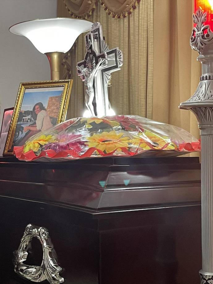 Los restos de Limbhert están siendo velados en la funeraría San Juan de El Progreso, Yoro, ciudad que no sale de la incredulidad ante la repentina muerte del carismático joven.