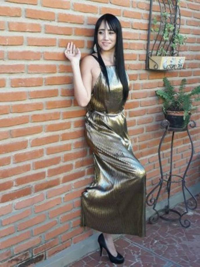 'Estoy tratando de vivir como modelo.... Me gustó el resultado', dice la boliviana que dejó su trabajo como azafata tras sobrevivir al accidente aéreo.