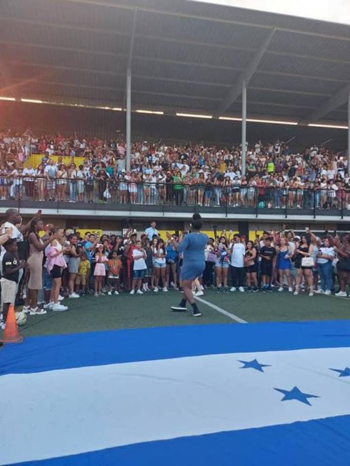 Alberth Elis estuvo presente en la fiesta pero lamentablemente minutos después fue víctima de robo en España.