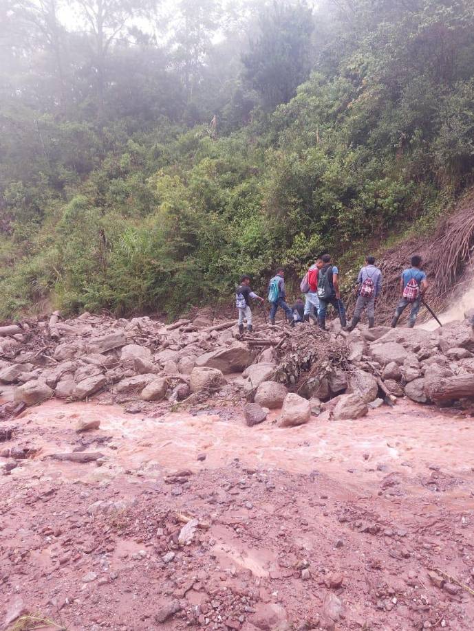 Pobladores también reportaron deslizamientos producto de las constantes precipitaciones.