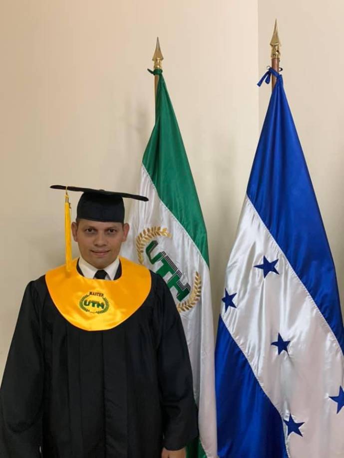 Además de su compromiso profesional, Nolasco es licenciado, máster y candidato a doctor, logros que ha alcanzado con esfuerzo y sacrificio. 