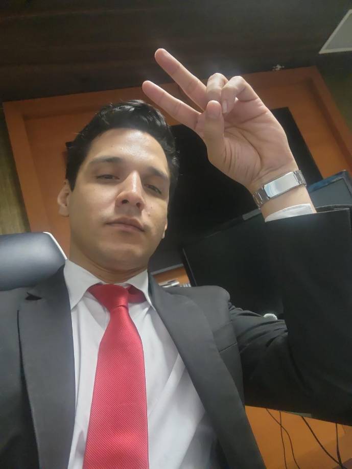 “Fui esposado y una vez inmovilizado recibí patadas en el piso”, escribió.