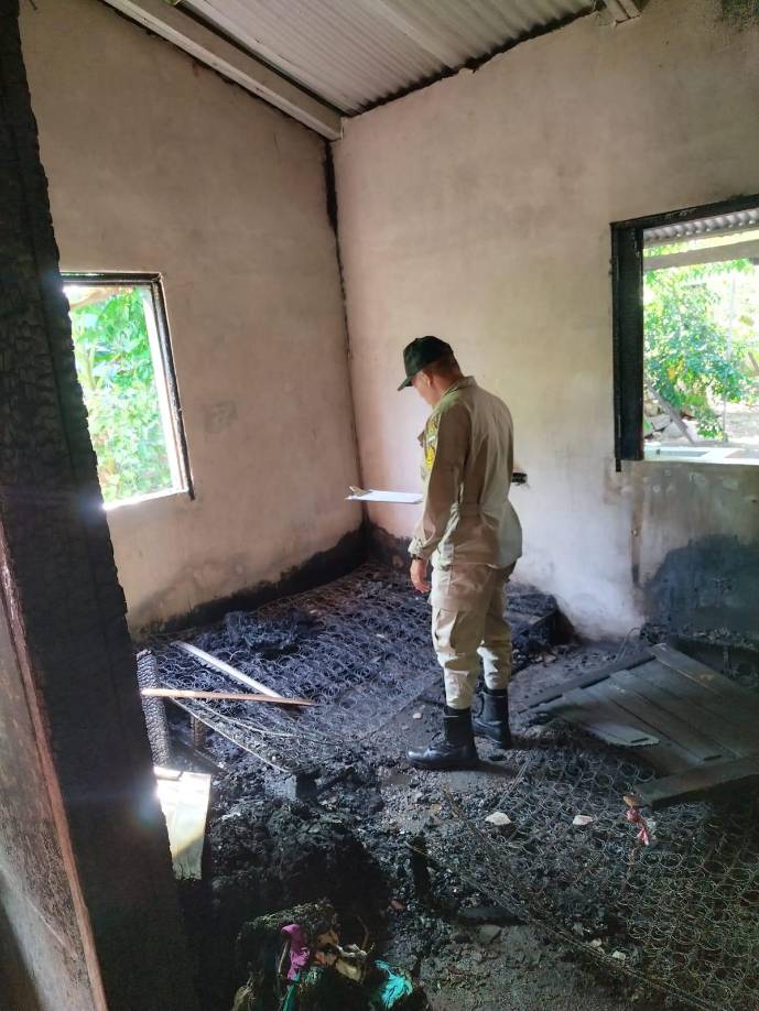 El Cuerpo de Bomberos llegó para sofocar las llamas.