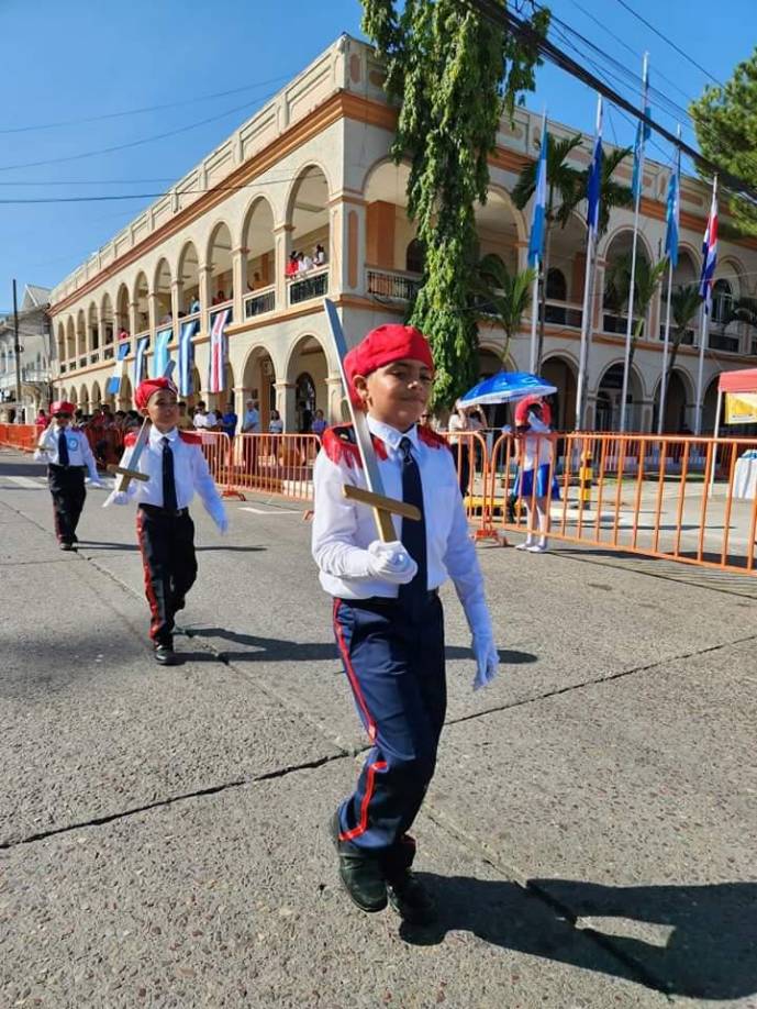 Los pequeños estudiantes de La Ceiba, honraron a la Patria en los 202 años de Independencia. 
