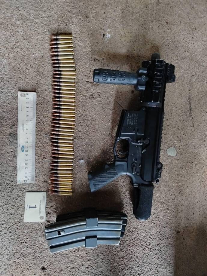 En un segundo punto se dio con el hallazgo de dos fusiles AR-15 y fueron detenidos Juan José Castillo García, Maira Jackeline Sosa Soto, en posesión de 134 bolsitas con piedra de crack y 36 bolsitas con marihuana. 