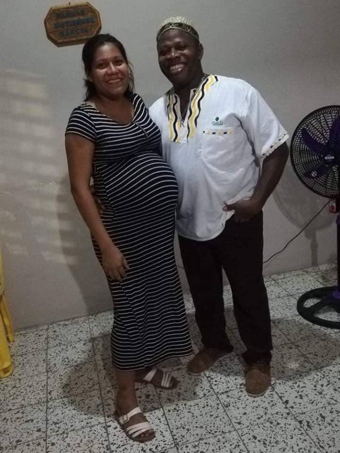 El chef Reny narró que tras cerrar su negocio solo tenía L2,000 en su bolsa y su esposa estaba a punto de dar a luz.