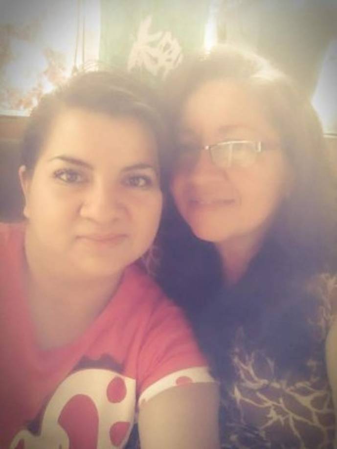 July De Barrientos Crespin: Acá con mi hermosa madre Juanita Crespin ella sabe que la amo con todo mi corazón le deseo un feliz día de las madres que Dios me la bendiga hoy y siempre que Ángeles acampen alrededor suyo gracias por ser especial te amo mucho.