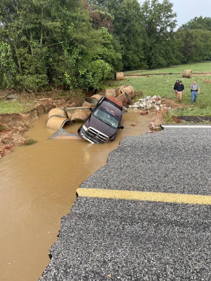 El gobernador Tate Reeves advirtió a los residentes sobre la crisis y desplegó a la Guardia Nacional para ayudar en la distribución de agua en toda la ciudad. 