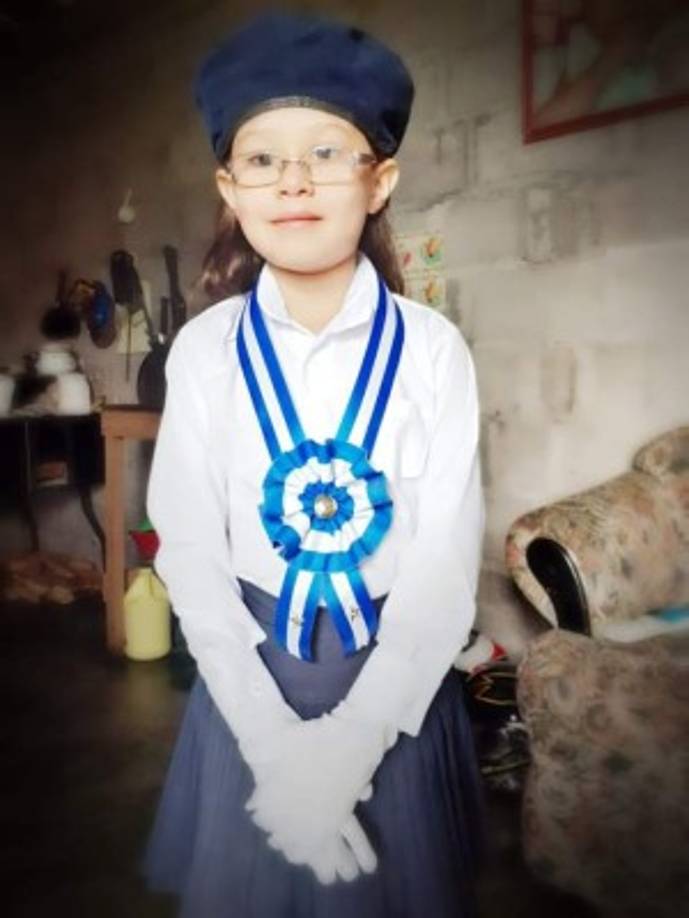 Aylin López del centro básico José Cecilio del Valle de Santa Bárbara, posa muy orgullosa con la distinción de excelencia académica.