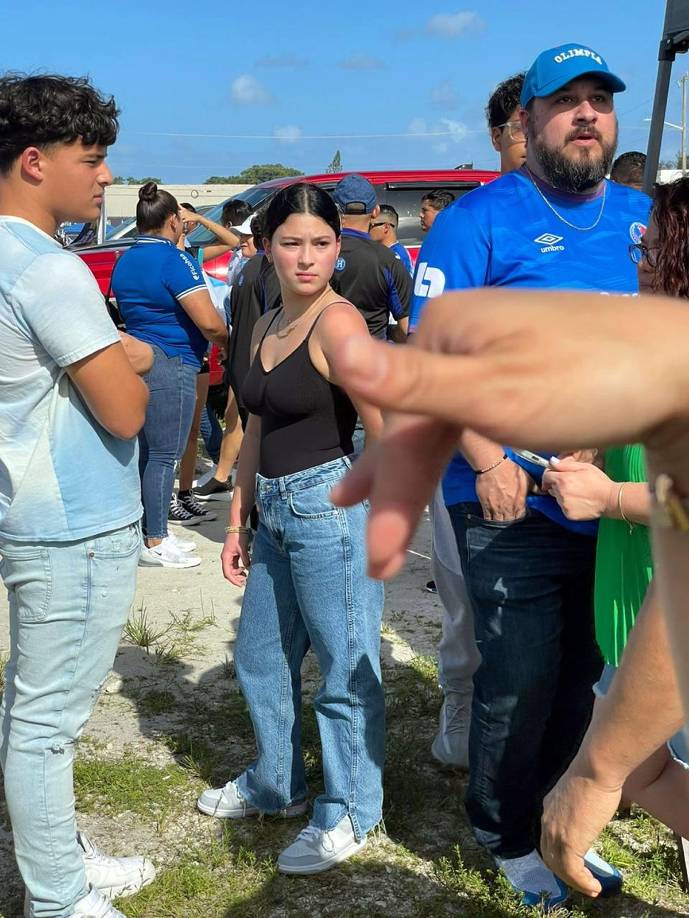 Bellezas, bailes y fiesta catracha: el ambiente en el Honduras-Guatemala en Miami
