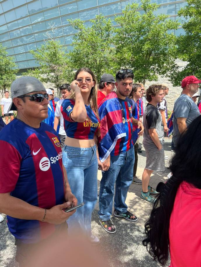 Una gran presencia de aficionados azulgranas engalanaron en las afueras del AT &amp; T Stadium.