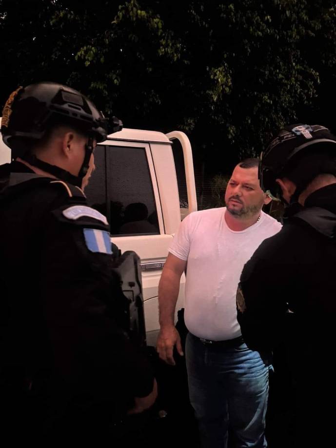 De acuerdo con la <b>Fiscalía guatemalteca</b>, León enfrenta cargos por “<b>delitos relacionados con el narcotráfico y conspiración para el lavado de dinero</b>” y fue detenido con “<b>fines de extradición</b>” a Estados Unidos, conforme a una solicitud de una <b>corte en Virginia</b>.