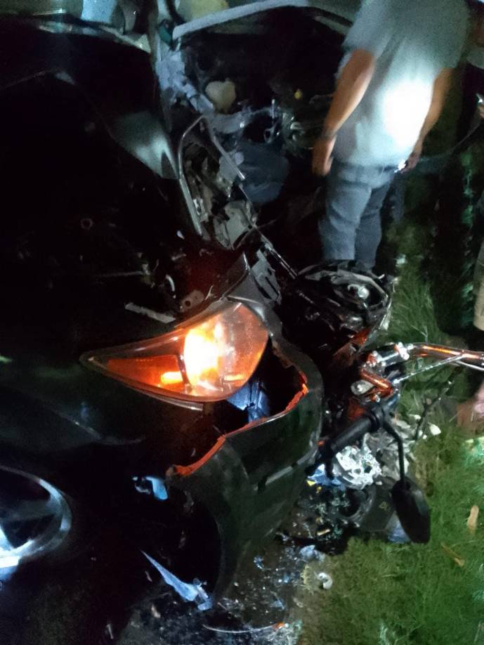 Según informes preliminares, un conductor en estado de ebriedad invadió el carril por el que se desplazaba la motocicleta de Flores, ocasionando el fatal impacto.