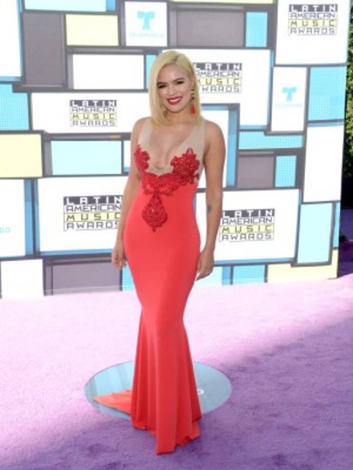 Karol G llegó con un vestido corte sirena que no se miraba tan fino.