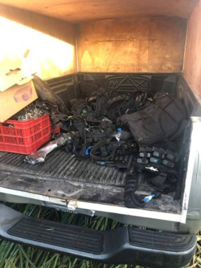 Pick up hallado cerca del narcojet con logistica para aterrizar.