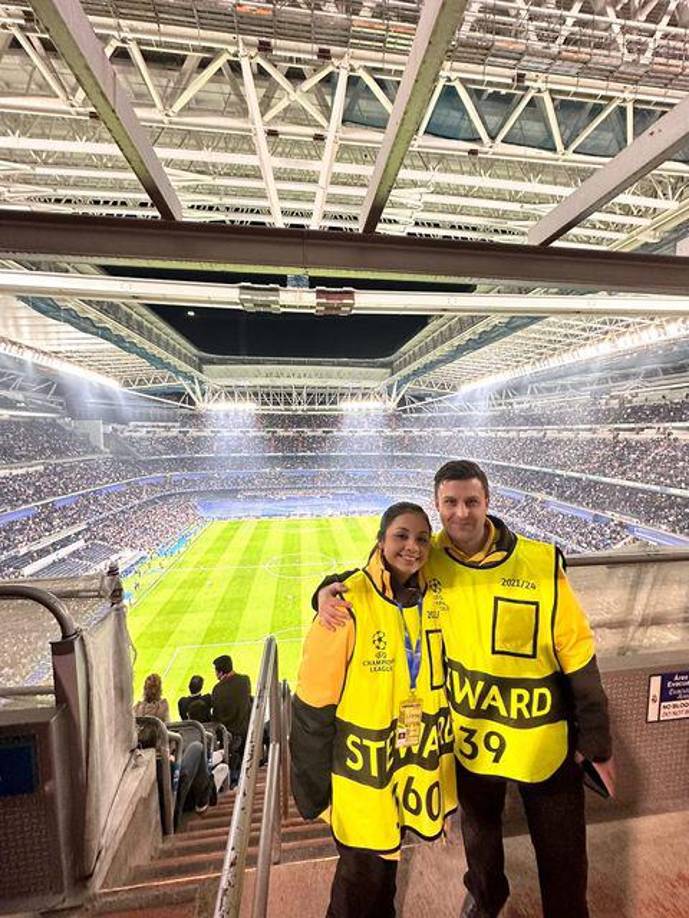 ¿Qué labor realiza en el estadio del Real Madrid?, se le consultó y respondió: “Junto con mis demás compañeros hacemos un dispositivo de seguridad dentro y fuera del Santiago Bernabéu: las funciones son rotativas, comprenden desde revisar las entradas a aficionados locales y visitantes, comunicar si hay irregularidades en los tickets, brindar servicio al cliente a los socios del club, estar atento a cualquier anomalía que pueda surgir en el campo o gradería, ubicar a aficionados”.